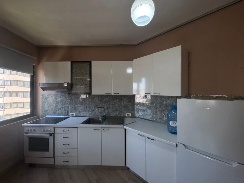 Tirane, jepet me qera apartament 1+1+Ballkon Kati 4, 65 m² 500 € (pranë SPAK / Stacioni i Trenit)