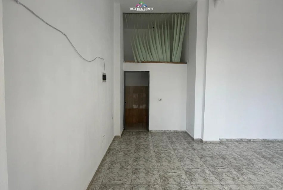 Tirane, jepet me qera dyqan Kati 0, 35 m² 420 € (Rruga 5 Maji)