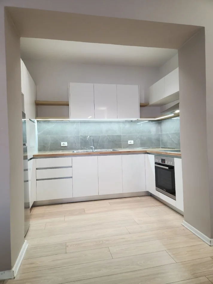 Tirane, jepet me qera apartament 1+1+Ballkon Kati 2, 70 m² 680 € (21 dhjetori)