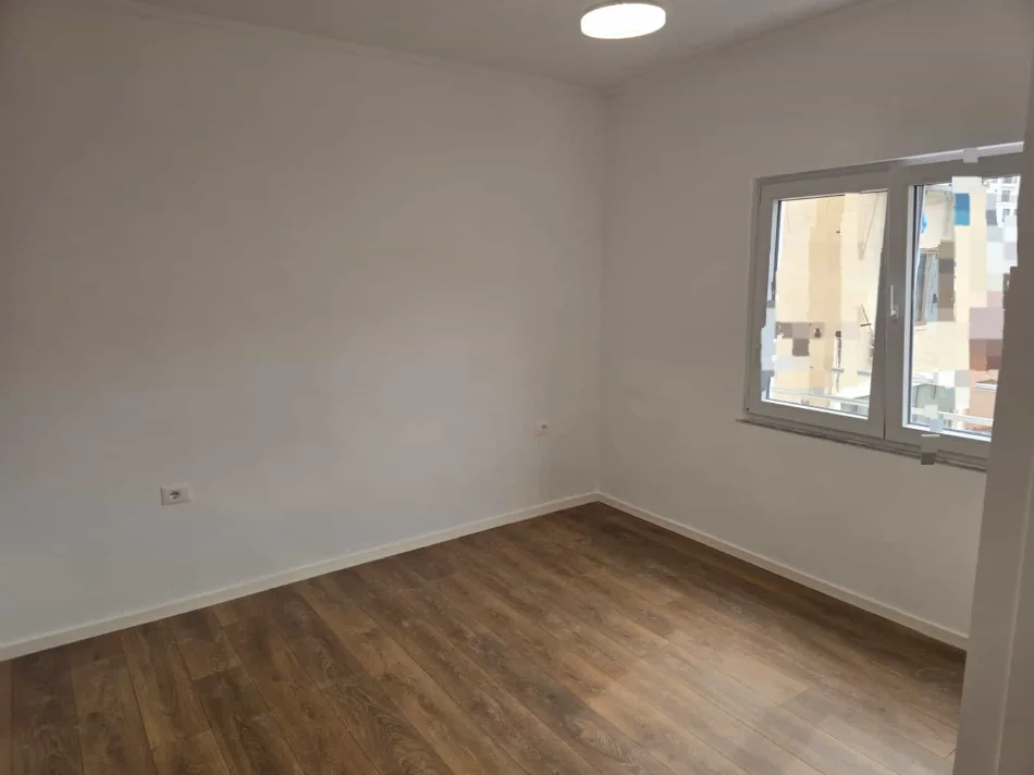 Tirane, shes apartament 1+1 Kati 4, 40 m² 122.000 € (Rruga Dervish Hekali)
