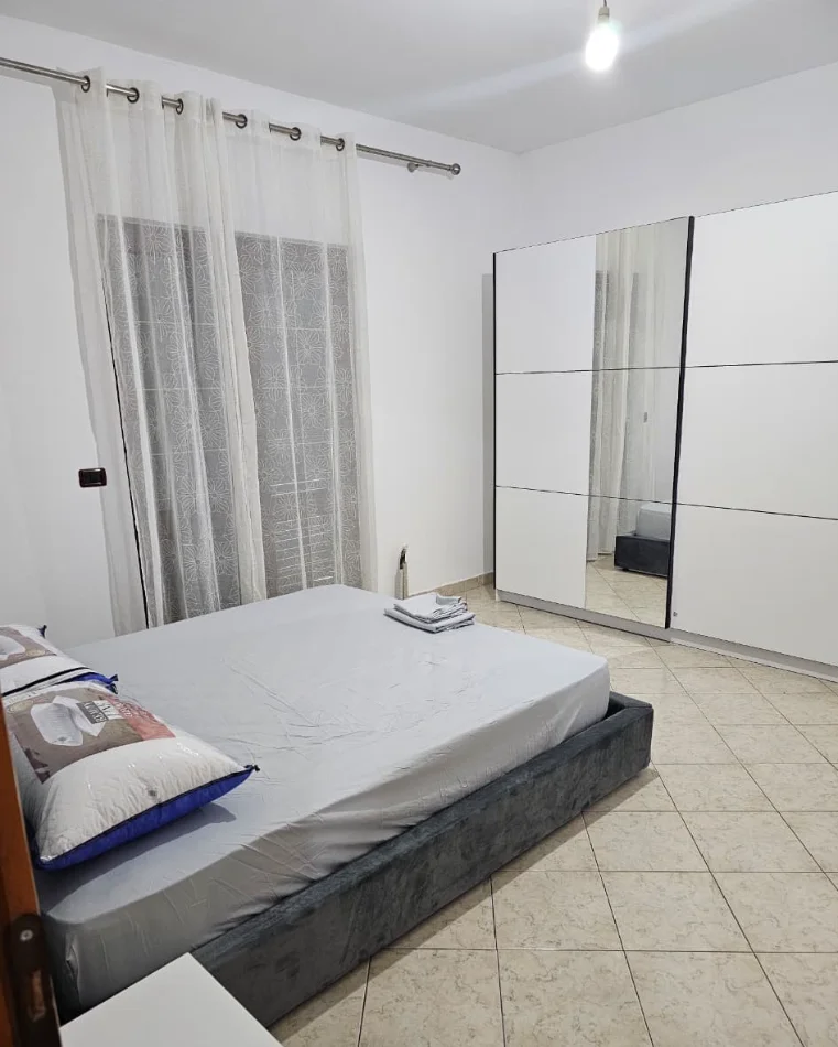 Tirane, jepet me qera apartament 2+1 , 120 m² 350 € 