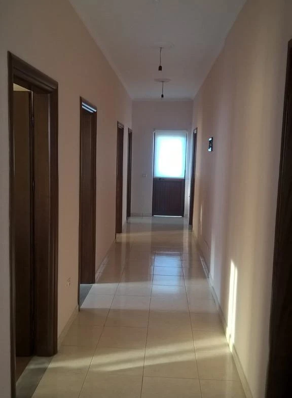 Tirane, jepet me qera Vile 2 Katshe Kati 2, 505 m² 900 € (kthesa e kamezes)