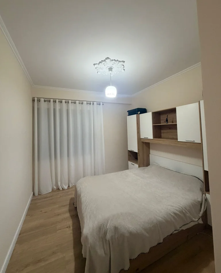 Tirane, jepet me qera apartament 2+1 , 90 m² 1.100 € 