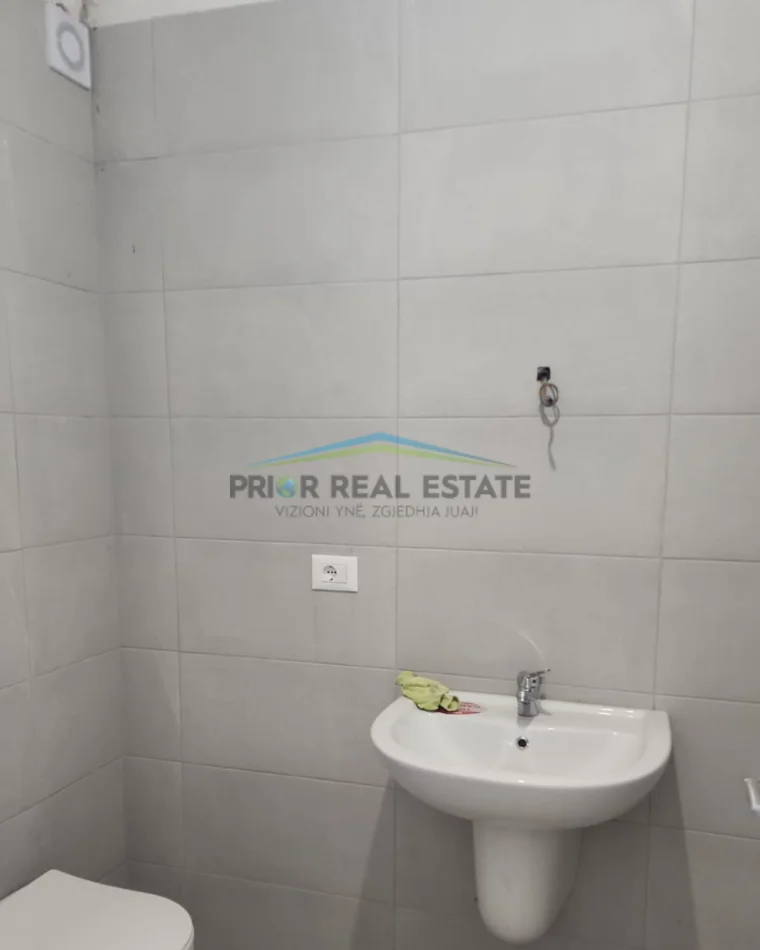 Tirane, jepet me qera ambjent biznesi Kati 2, 97 m² 1.300 € (Myslym Shyr)