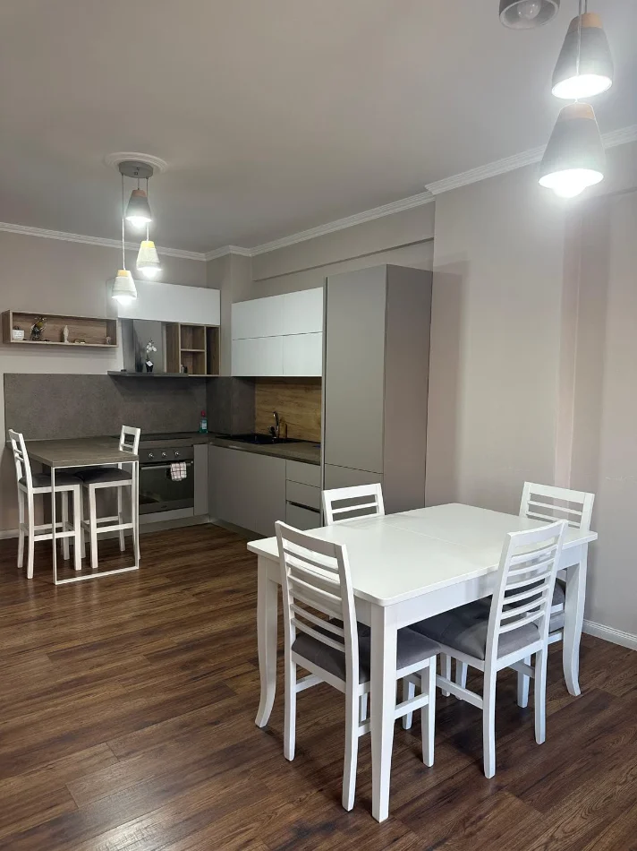 Tirane, jepet me qera apartament 2+1 Kati 2, 95 m² 800 € (Rruga Tafaj)