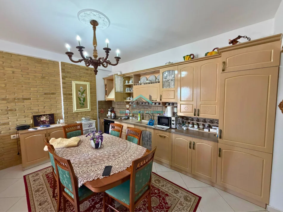 Vlore, shitet apartament 2+1+Ballkon Kati 3, 97 m² 128.000 € (Rruga e Re)