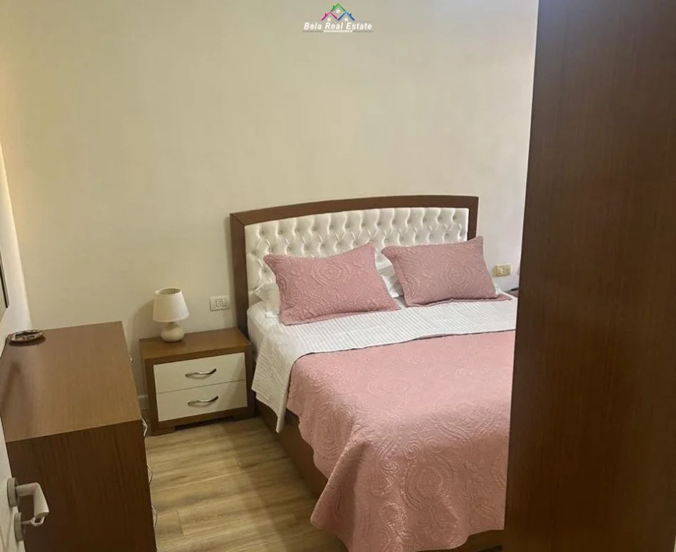 Tirane, jepet me qera apartament 1+1 Kati 4, 87 m² 700 € (Liqeni i thate)