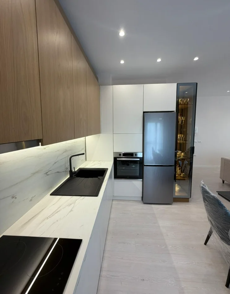 Tirane, jepet me qera apartament 1+1 , 80 m² 800 € 