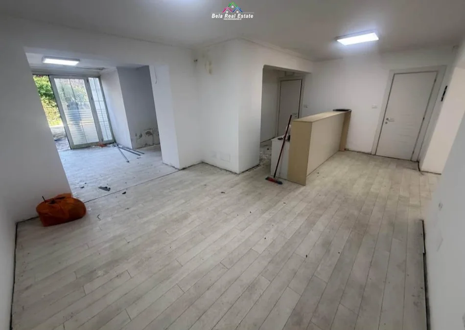 Tirane, jepet me qera dyqan Kati 0, 100 m² 1.250 € (21 Dhjetori)