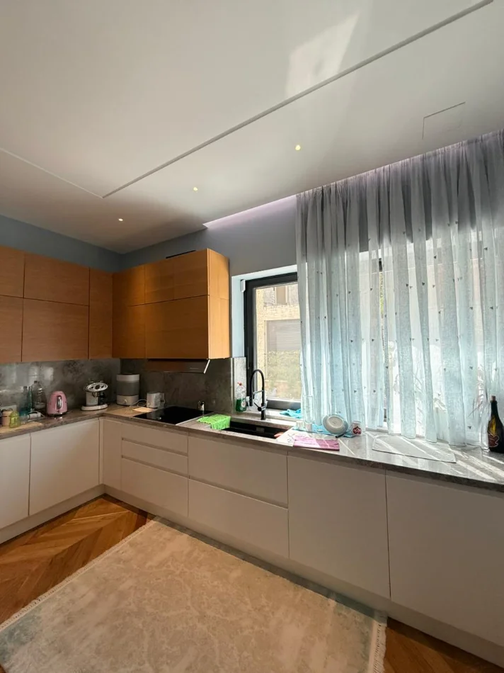 Tirane, shitet Vile 3 Katshe , 387 m² (Secret Garden, TEG)