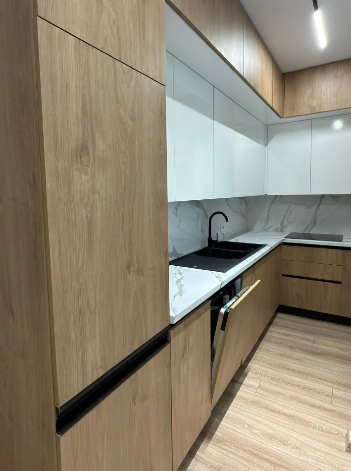 Tirane, jepet me qera apartament 2+1 , 100 m² 1.000 € 