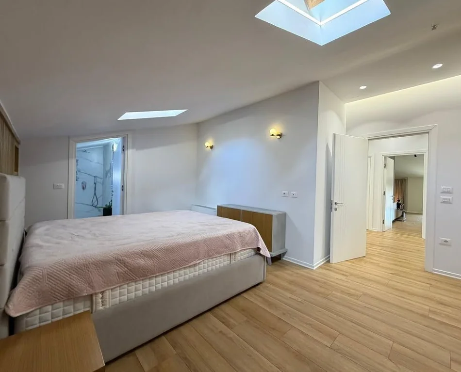 Tirane, jepet me qera apartament 3+1 , 200 m² 1.500 € 