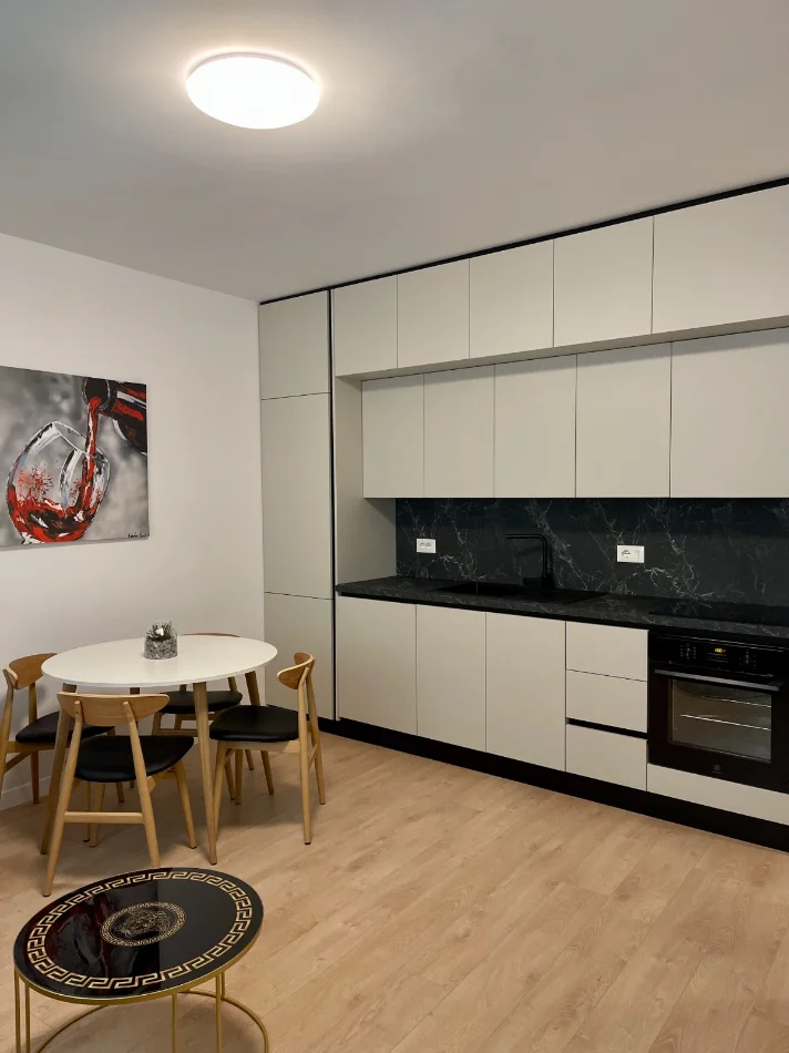 Tirane, jepet me qera apartament 2+1+Ballkon Kati 5, 90 m² 950 € (Rruga e Kavajës, pranë Kishës Ortodokse)