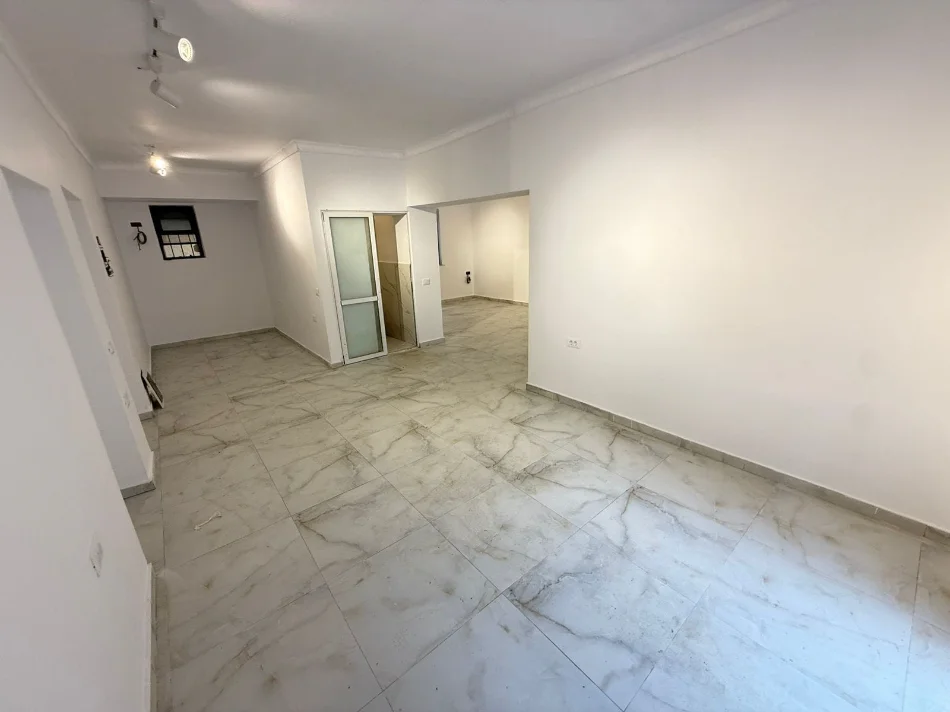 Tirane, jepet me qera dyqan Kati 0, 70 m² 2.000 € (Rruga Hoxha Tahsin)