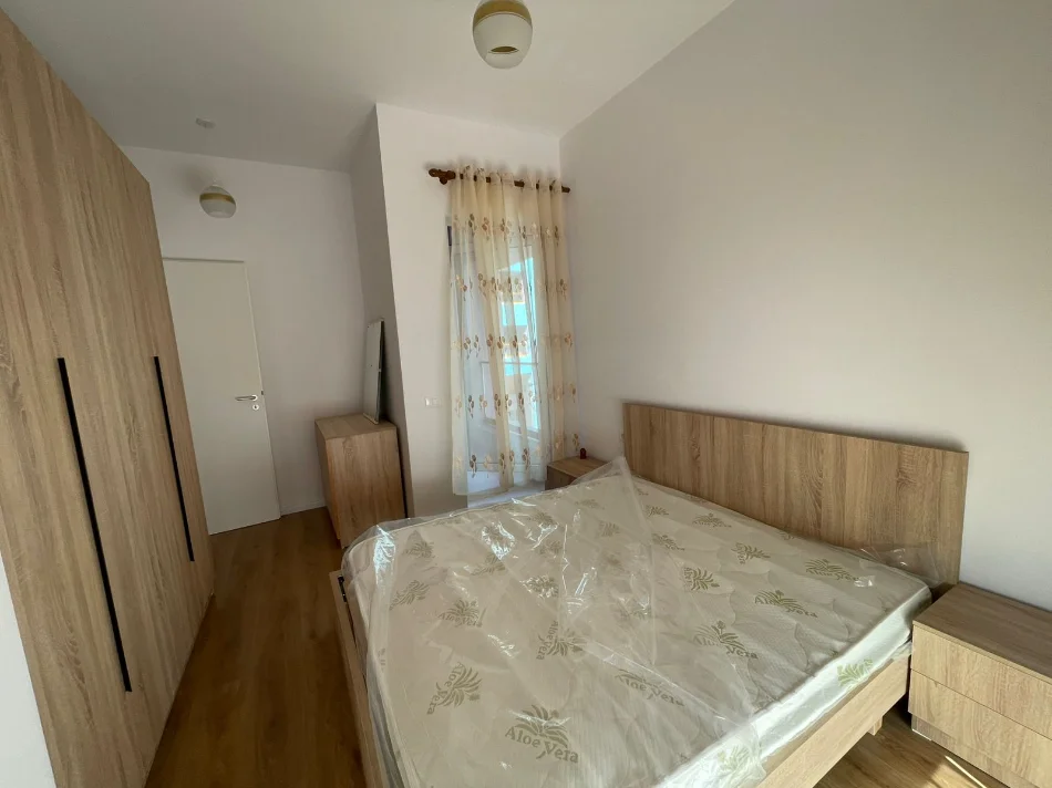 Tirane, jepet me qera apartament 2+1+Ballkon Kati 4, 70 m² 500 € (Ali Demi)