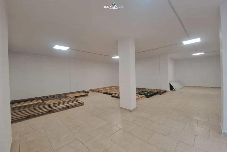 Tirane, jepet me qera dyqan Kati -1, 300 m² 2.500 € (Bulevardi Bajram curri)