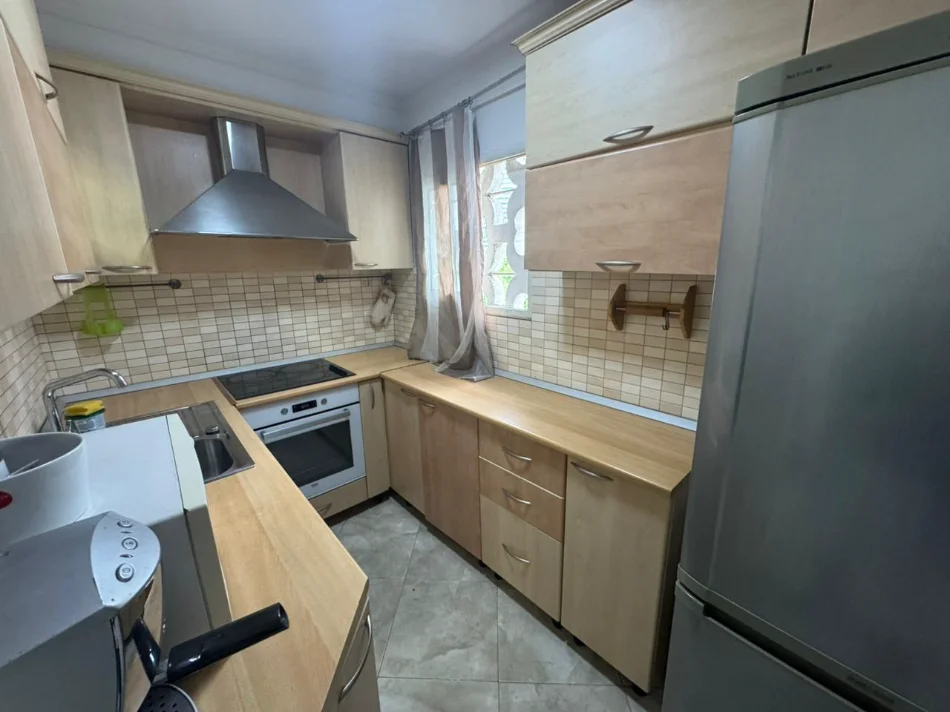 Tirane, jepet me qera apartament 2+1+Ballkon Kati 4, 80 m² 700 € (Në Qendër të Tiranës)