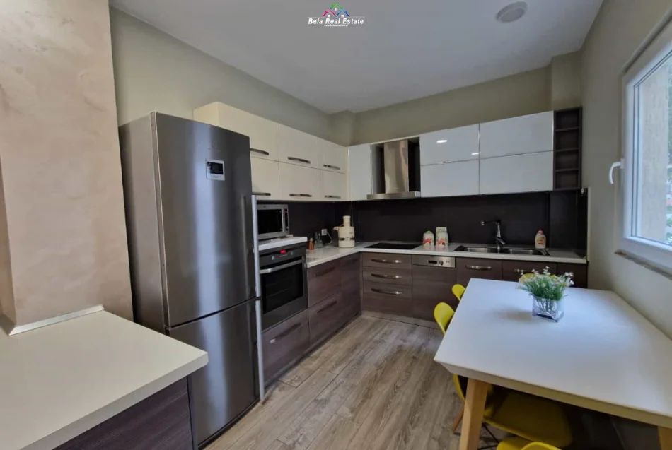 Tirane, jepet me qera apartament 2+1 Kati 1, 95 m² 670 € (Rruga e Zallit)