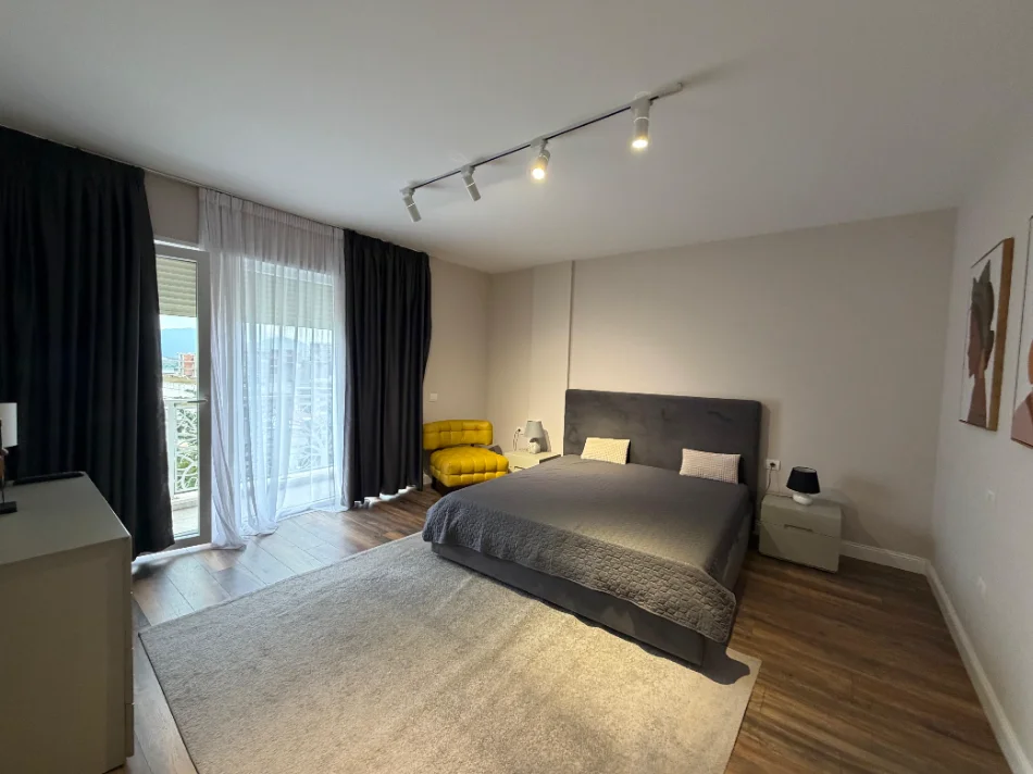 Tirane, jepet me qera Vile 3 Katshe , 221 m² 3.000 € (Liqeni Farkes)