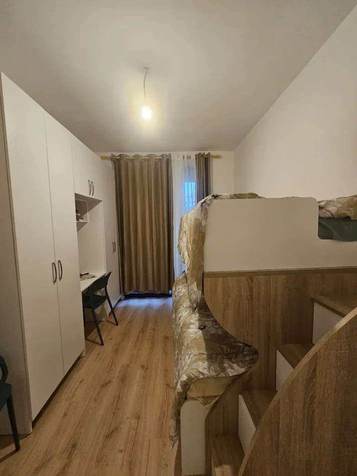 Tirane, jepet me qera apartament 2+1 Kati 4, 110 m² 1.000 € (Rruga Eduart Mano)