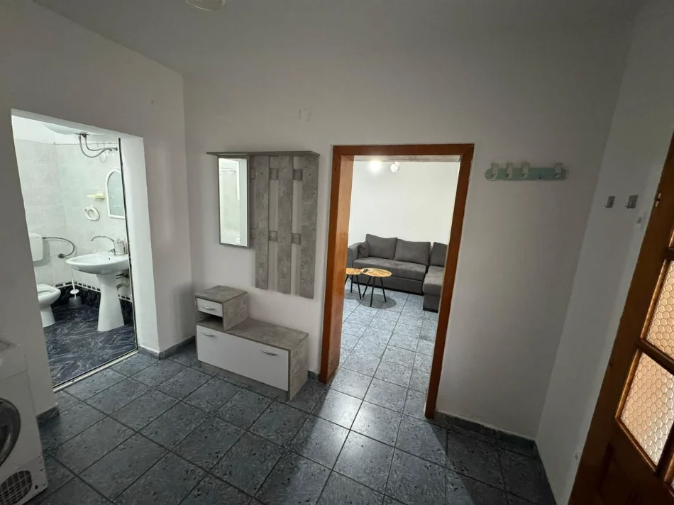 Tirane, jepet me qera apartament 2+1+Ballkon Kati 1, 80 m² 550 € (Don Bosko)