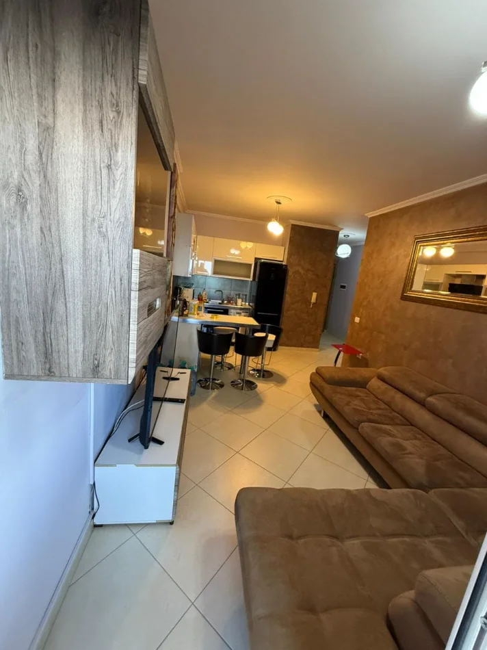 Tirane, jepet me qera apartament 1+1 Kati 4, 70 m² 500 € (Rruga Rrapo Hekali)