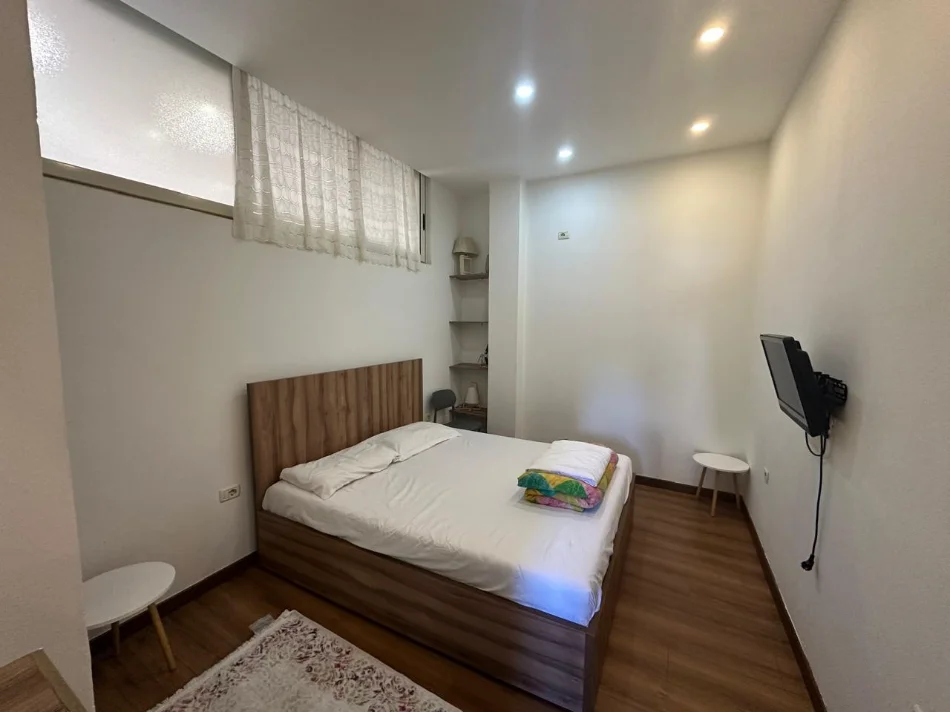 Tirane, jepet me qera apartament 1+1 Kati 1, 59 m² 600 € (9-Kateshet/Pas Rossman)