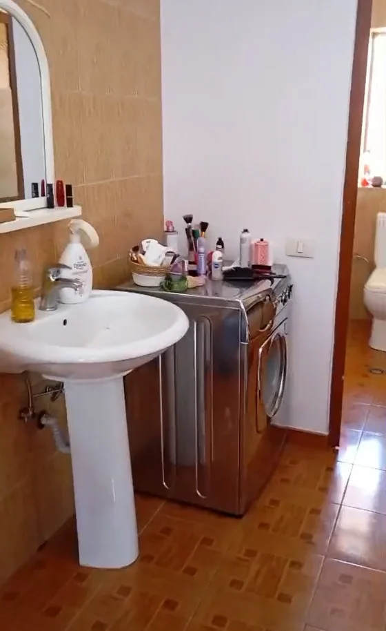 Tirane, jepet me qera apartament 2+1+Ballkon Kati 4, 100 m² 450 € (Kodra e Priftit)