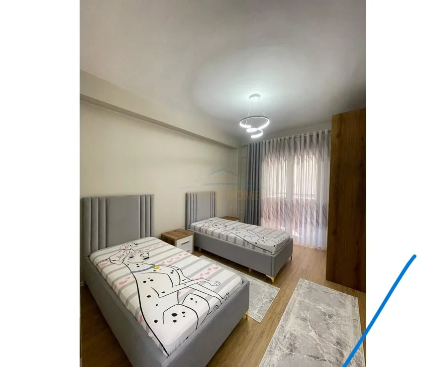 Tirane, jepet me qera apartament 2+1+2+Ballkon Kati 4, 98 m² 900 € (Komuna e Parisit)