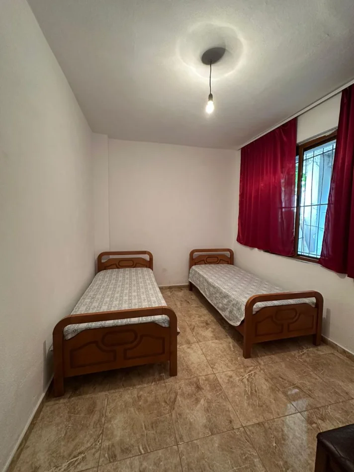 Tirane, jepet me qera apartament 2+1+Ballkon Kati 1, 80 m² 350 € (Selitë e Vogël)