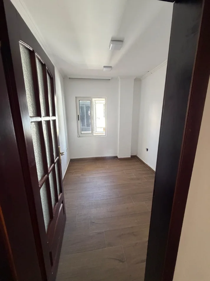 Tirane, jepet me qera zyre Kati 4, 178 m² 1.800 € (sheshi willson)