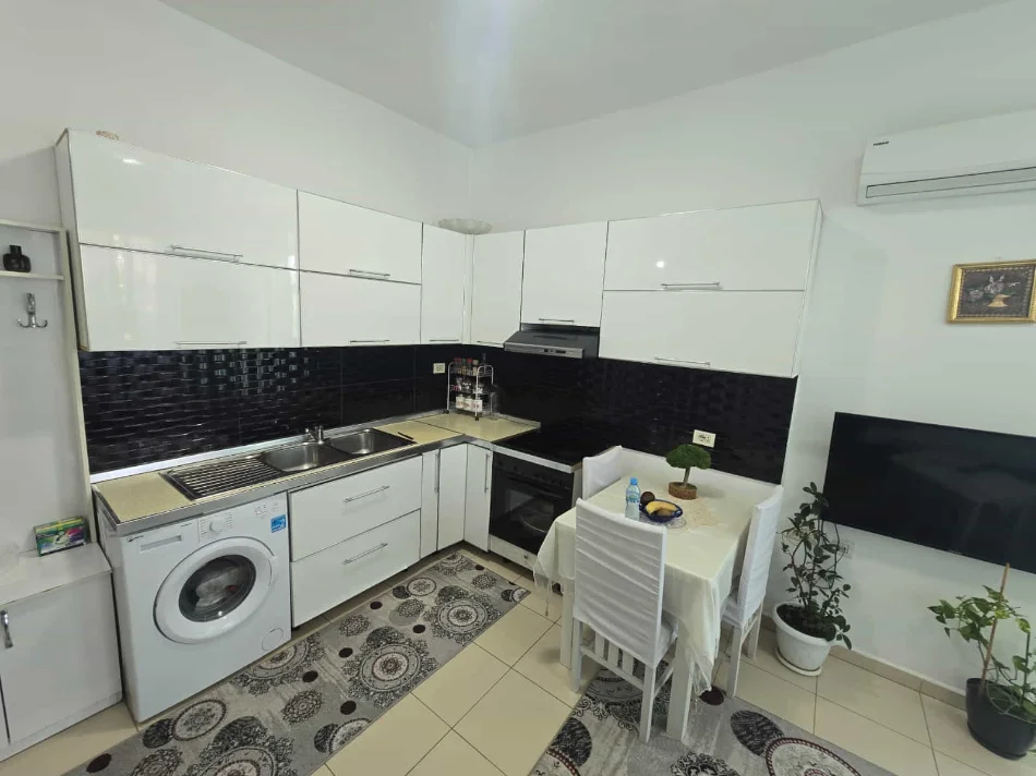 Tirane, jepet me qera apartament 1+1 Kati 5, 50 m² 530 € (Bllok)