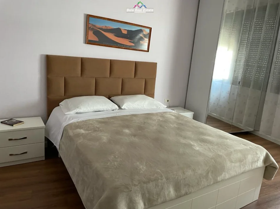 Tirane, jepet me qera apartament 1+1+Ballkon Kati 4, 75 m² 650 € (Qender)