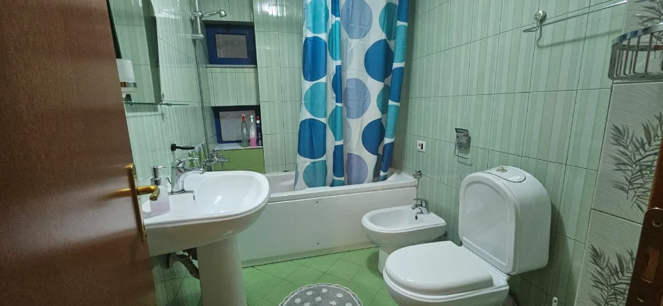 Tirane, jepet me qera apartament 1+1+Ballkon , 65 m² 700 € (Rruga Kosovareve)