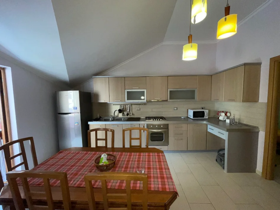 Tirane, jepet me qera apartament 3+1+Aneks+Ballkon Kati 2, 130 m² 850 € (Komuna e Parisit)