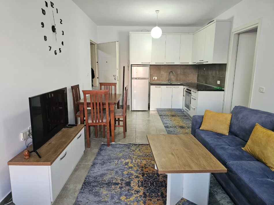 Tirane, jepet me qera apartament 2+1 , 80 m² 700 € (, ish fusha aviacionit)