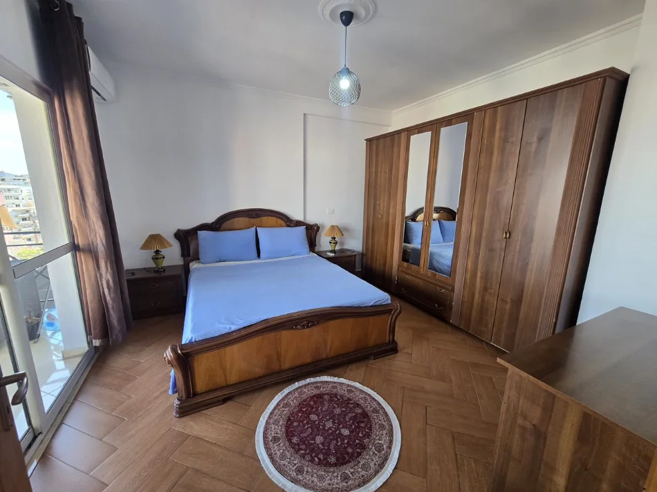 Tirane, jepet me qera apartament 2+1+Ballkon Kati 9, 111 m² 650 € (Rr. Barrikadave)