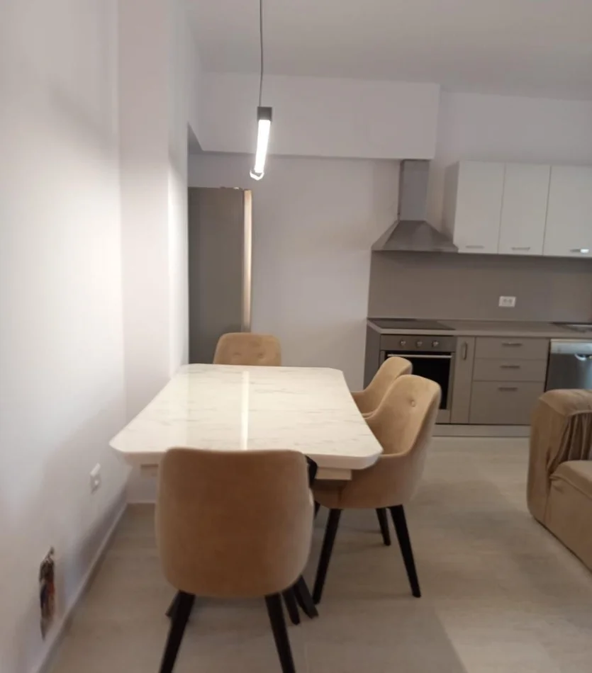 Tirane, jepet me qera apartament 2+1 , 80 m² 650 € 