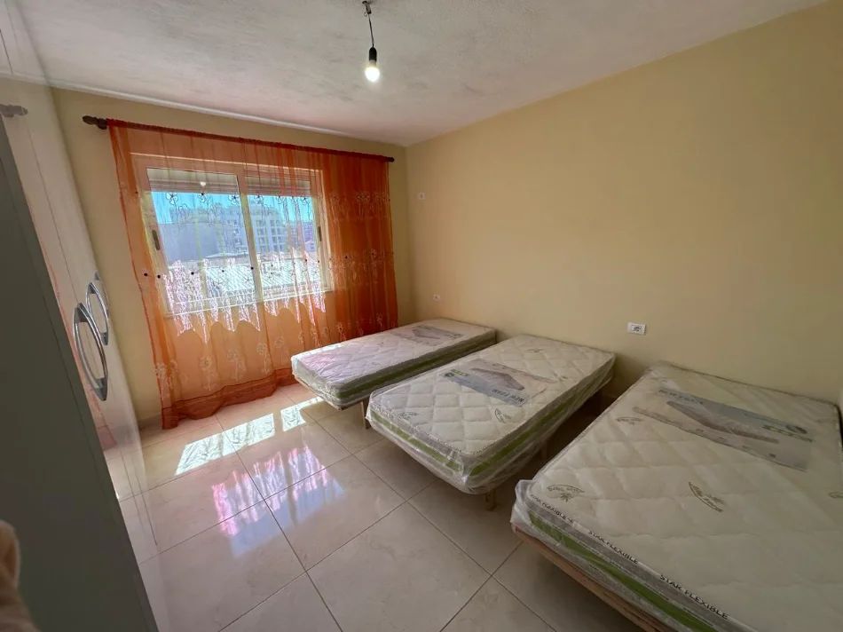 Tirane, jepet me qera apartament 1+1+Ballkon Kati 5, 60 m² 500 € (Medreseja)