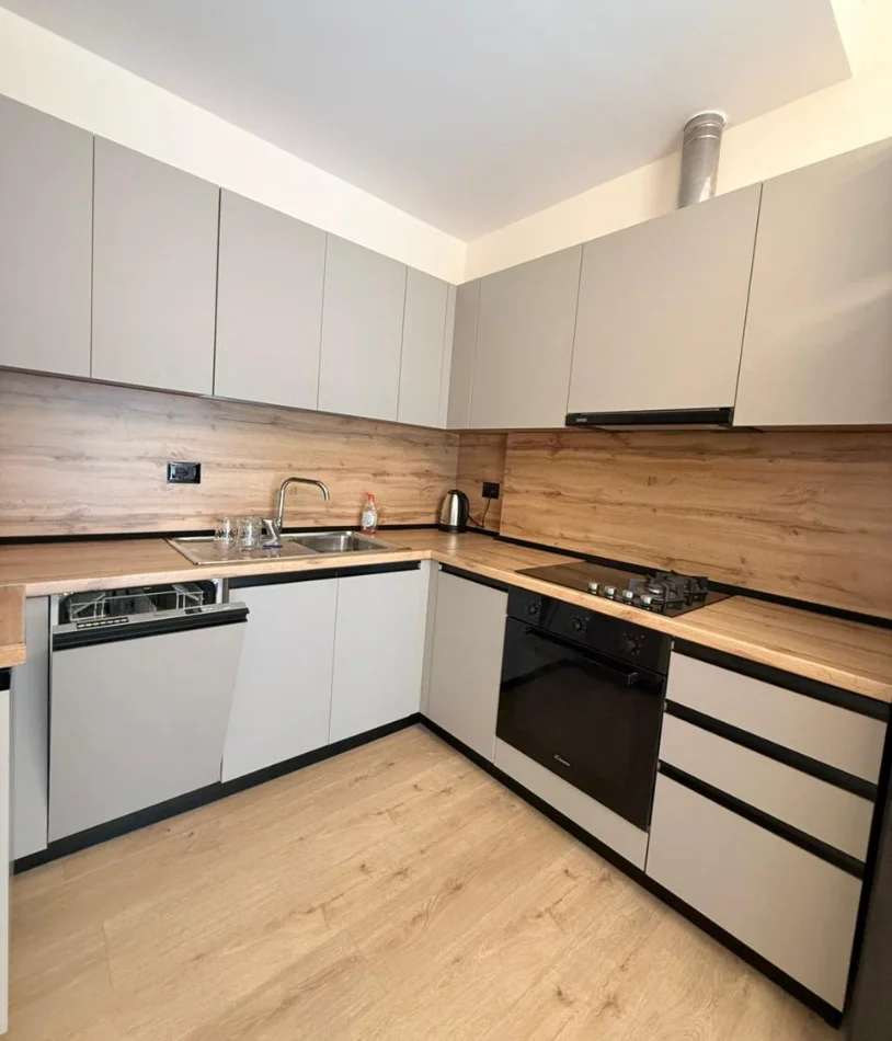 Tirane, jepet me qera apartament 2+1 , 90 m² 1.000 € 