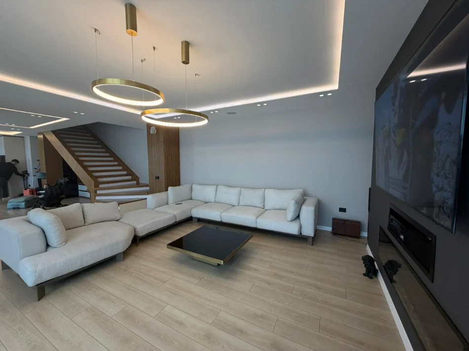 Tirane, jepet me qera apartament 3+1 , 240 m² 3.200 € (Square 21)
