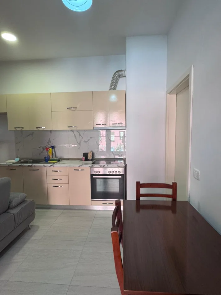 Tirane, jepet me qera apartament 1+1 Kati 1, 350 € 