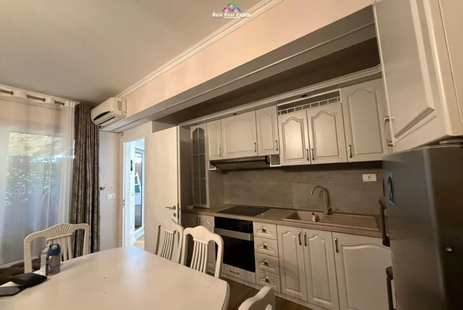Tirane, jepet me qera apartament 1+1 Kati 1, 65 m² 520 € (Rruga Sitki Cico)