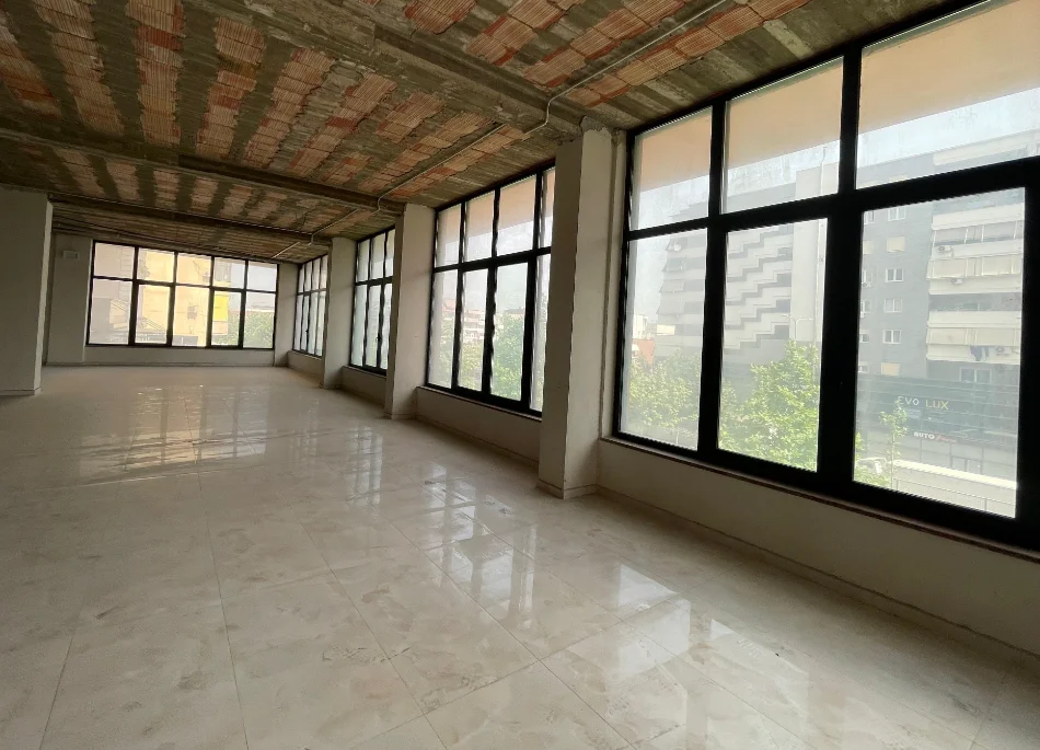 Tirane, jepet me qera ambjent biznesi , 1.380 m² 10.000 € 
