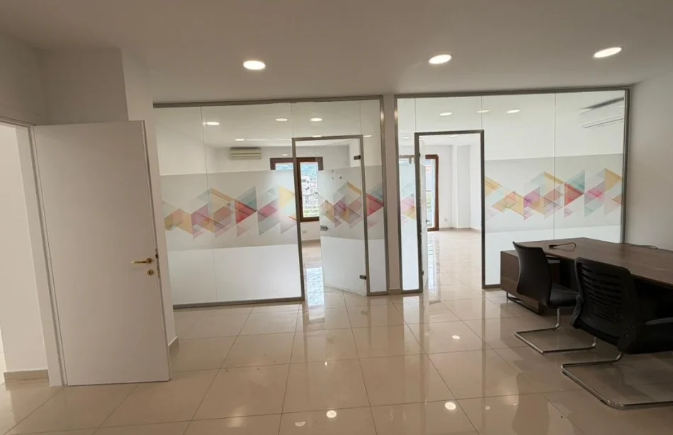 Tirane, jepet me qera ambjent biznesi , 180 m² 2.500 € 