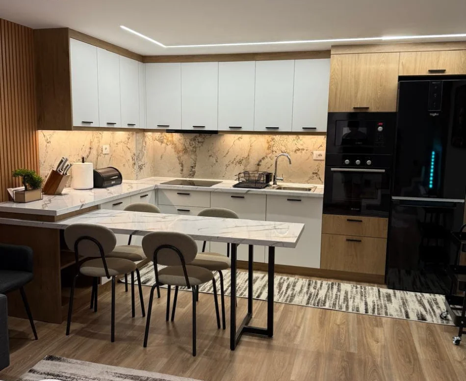 Tirane, jepet me qera apartament 1+1 Kati 1, 70 m² 650 € (Rruga Bedri Karapici)