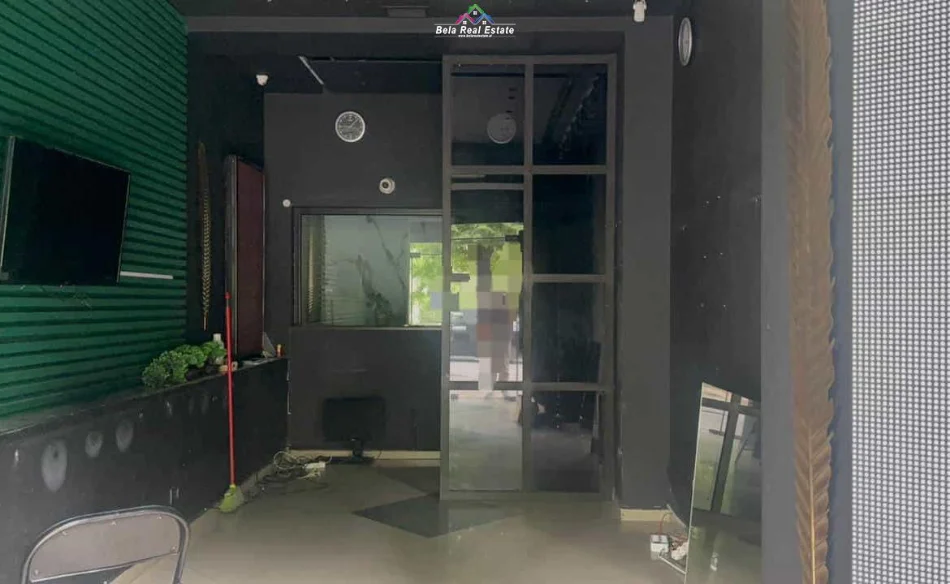 Tirane, jepet me qera dyqan Kati 0, 50 m² 1.000 € (Bulevardi Bajram Curri)