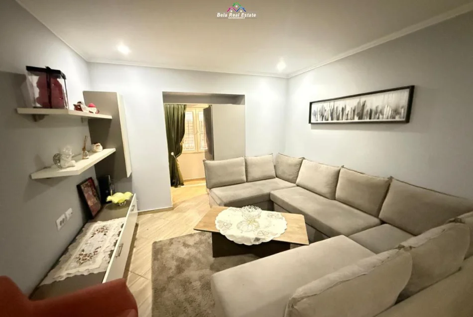 Tirane, jepet me qera apartament 1+1 Kati 1, 70 m² 530 € (Rruga Ferit Stermasi)