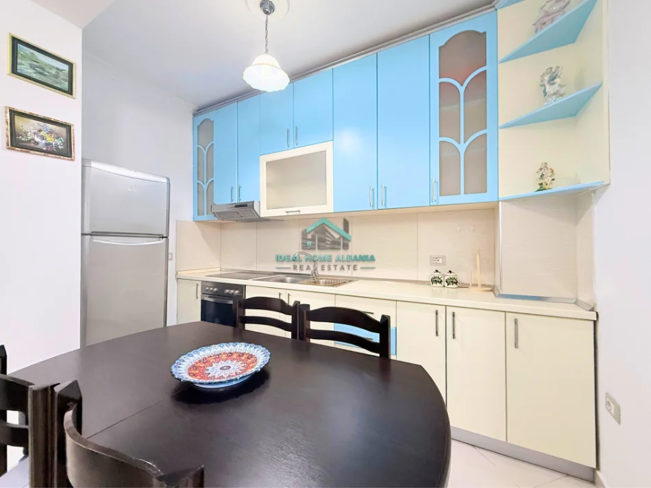 Vlore, jepet me qera apartament 1+1+Ballkon Kati 8, 65 m² 400 € (centrale, vlore)