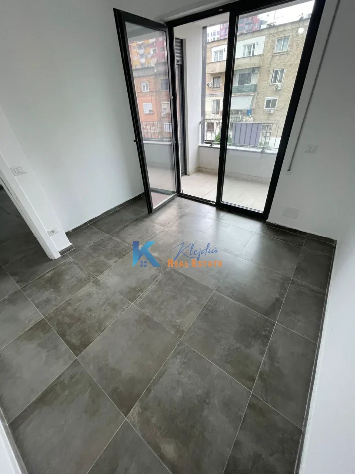Tirane, jap me qera zyre Kati 2, 60 m² 470 € (afer Mullirit te Vjeter)